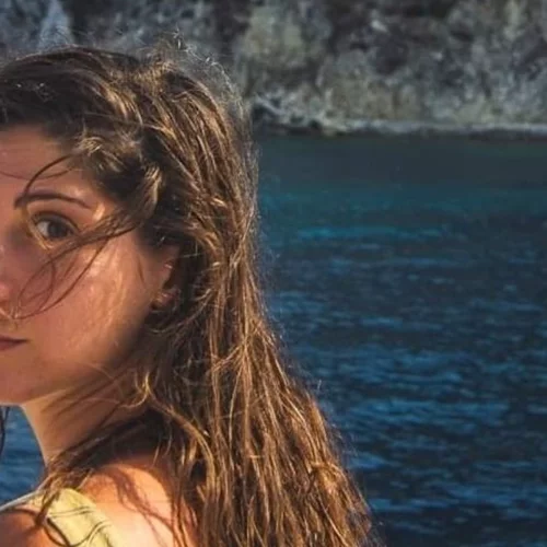 Η Ηρώ Μπέζου έφερε ξανά το καλοκαίρι με τη στιλιστική της επιλογή