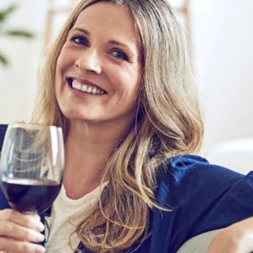 Πιθανή προστατευτική επίδραση της χαμηλής έως μέτριας κατανάλωσης κρασιού σε άτομα με κίνδυνο καρδιαγγειακής νόσου