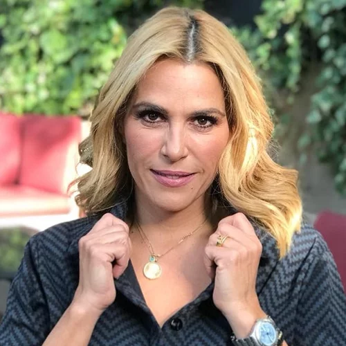 Η Τζένη Μπότση με μανικιούρ στην all-time classic απόχρωση για το καλοκαίρι