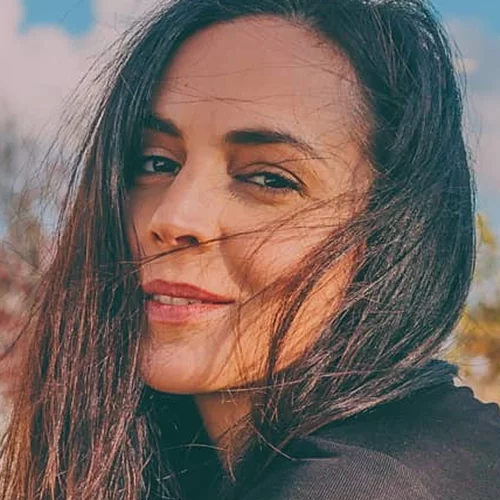 Γωγώ Καρτσάνα | Η εγκυμονούσα ηθοποιός ποζάρει με λευκή ρίζα