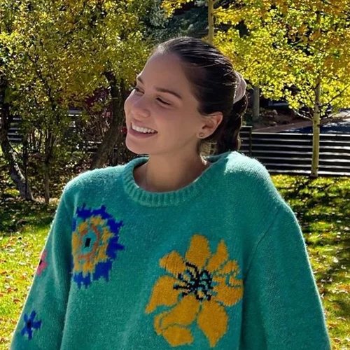 Τόσο ίδιες αλλά τόσο διαφορετικές | Η Αλεξάνδρα Κωστοπούλου μπορεί να μη μοιάζει με την αδερφή της Αμαλία, αλλά είναι εξίσου εντυπωσιακή