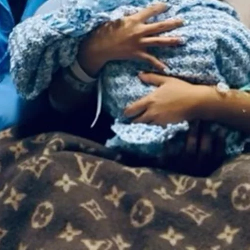 Διάσημη star του Hollywood έφερε στον κόσμο το παιδί της πάνω σε κουβέρτα Louis Vuitton