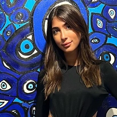 Η Χριστιάνα Μπέτα σε μία σπάνια δημόσια εμφάνιση με τους γονείς της, Νατάσα Θεοδωρίδου και Τάκη Μπέτα