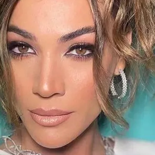 Η Ήβη Αδάμου μάς συστήνει την κούκλα αδερφή της και τη νεότατη μαμά της