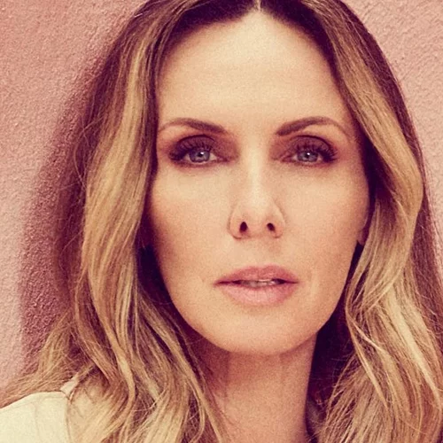 Εβελίνα Παπούλια | Το μεθυστικό άρωμα που φορά αποκλειστικά εδώ και χρόνια