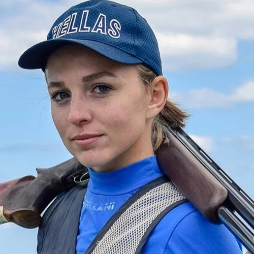 Εμμανουέλα Κατζουράκη | Η παγκόσμια πρωταθλήτρια σκοποβολής ανάμεσα στους τραυματίες των Τεμπών