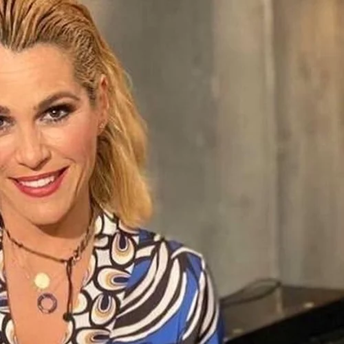 Η Τζένη Μπότση στο πρώτο μάθημα ιππασίας της 3χρονης κόρης της | Το άψογο στιλ και οι ξανθές μπούκλες της μικρής Αλίκης