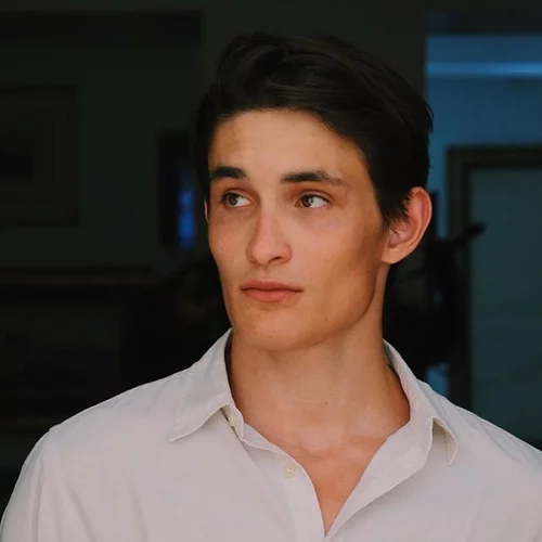 Aurélien Enthoven | Ο 21χρονος γιος της Carla Bruni έκανε το ντεμπούτο του στην πασαρέλα