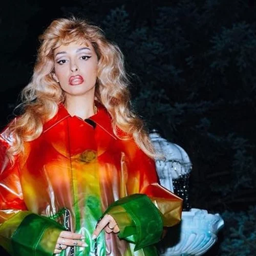 Ελένη Φουρέιρα | Ποζάρει με φόρμες γυμναστικής μπροστά σε έναν ολόσωμο καθρέφτη