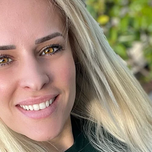 Στο κομμωτήριο η Έλενα Ασημακοπούλου | Έκανε την πιο αναζωογονητική αλλαγή στα μαλλιά της