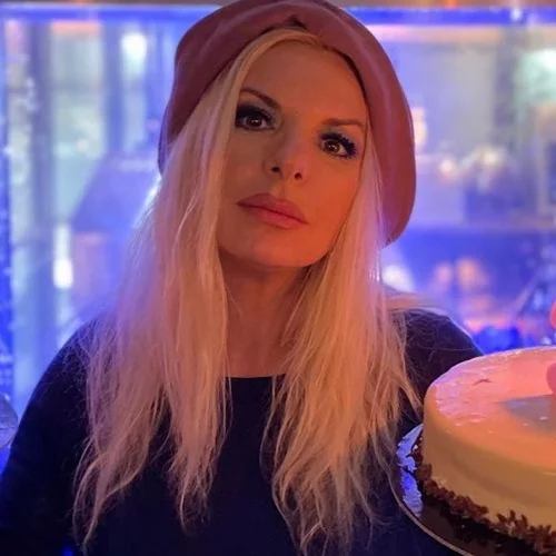 Ανδρέας Καρβέλας | Η Ανίτα Πάνια και ο Νίκος Καρβέλας σε μία σπάνια φωτογραφία αγκαλιά με τον 15χρονο γιο τους