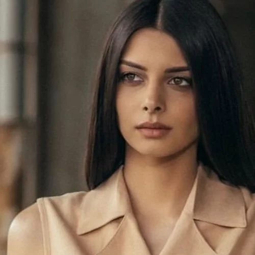 Η Άννα Μπεζάν φιλάει την 7 μηνών κόρη της και δηλώνει ερωτευμένη