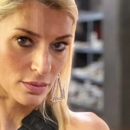 Ζέτα Δούκα | Πανέμορφη και μαυρισμένη ποζάρει δίχως ίχνος μακιγιάζ