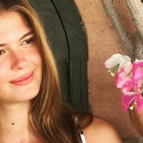 Αμαλία Κωστοπούλου | Ποζάρει με mini λευκό φόρεμα, πιο κομψή από ποτέ