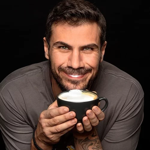 "Δεν με προσέξατε αρκετά..." | Ο Άκης Πετρετζίκης φτιάχνει μελομακάρονα με βρώμη και λιναρόσπορο και τρολάρει το διαδίκτυο