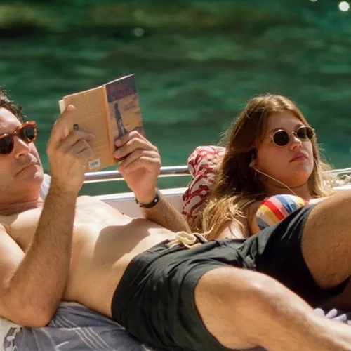 Kαι ενώ ο Παπακαλιάτης ερωτεύεται την Κλέλια, το κοινό ξανασυστήνεται με τη "Μεγάλη Χίμαιρα"