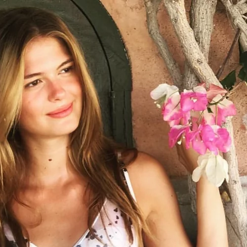 Αμαλία Κωστοπούλου | Ποζάρει με mini glam dress δια χειρός Celia Kritharioti και εντυπωσιάζει με τα καλλίγραμμα πόδια της