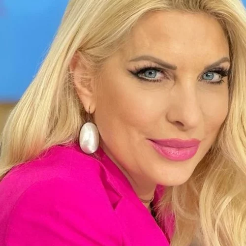 Η Ελένη Μενεγάκη αγκαλιά με τον Σάκη Ρουβά και τον Ηλία Ψινάκη σε μία σπάνια φωτογραφία, 30 χρόνια πριν