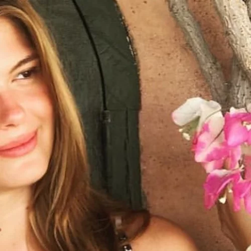 Αμαλία Κωστοπούλου | Χορεύει ξέφρενα με τον μπαμπά της, καλωσορίζοντας τη νέα χρονιά