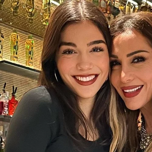 Η Μελίνα Νικολαΐδη φτιάχνει τσουρέκια μαζί με τη μητέρα και τις φίλες της, στο πιο αστείο βίντεο που θα δεις σήμερα