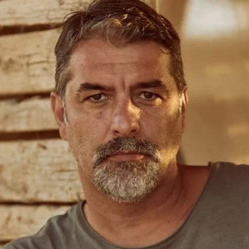 Βασίλης Μπισμπίκης | Η σπάνια φωτογραφία του 9χρονου, κατάξανθου γιου του