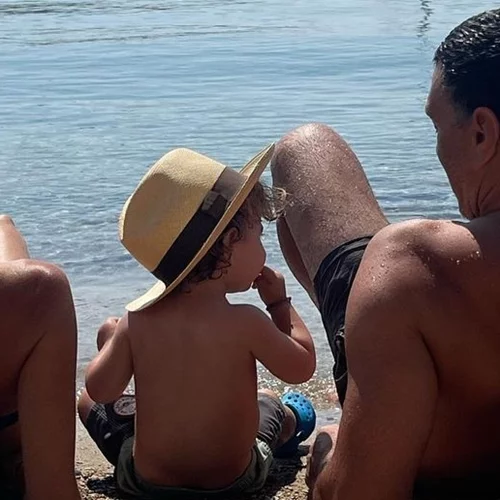 Ο Παναγιώτης - Αντώνιος Κικίλιας βρέχει με το λάστιχο τον Βασίλη Κικίλια και το Instagram "λιώνει" - Το γλυκό στιγμιότυπο μπαμπά-γιου από τις διακοπές τους