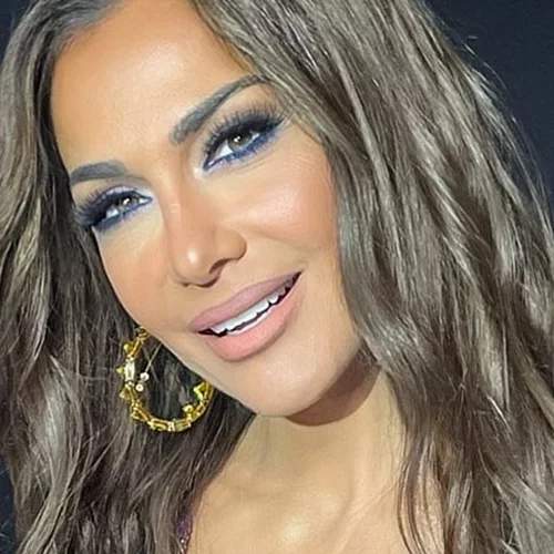 Η Δέσποινα Βανδή ζει τον απόλυτο έρωτα | Το φιλί στον Βασίλη Μπισμπίκη που "έλιωσε" το Instagram