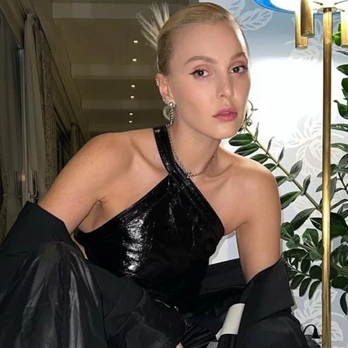 Τάμτα | Με πορτοκαλί μαλλιά à la garçonne, πάνω στη σκηνή με την Άννα Βίσση