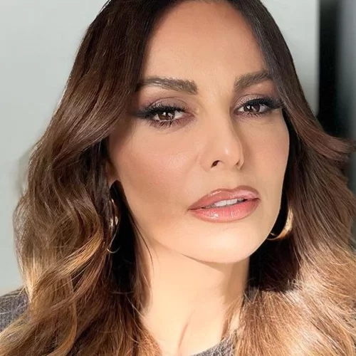 Η Μπέττυ Μαγγίρα σε μία δημόσια, πρωινή εμφάνιση με τον γοητευτικό της σύζυγο, Δημήτρη Μάζη