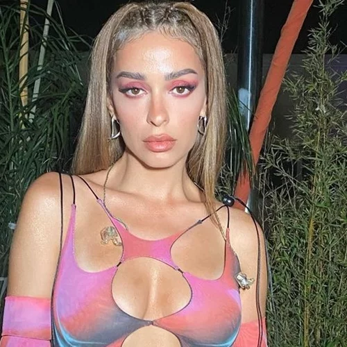 Ελένη Φουρέιρα | Ποζάρει με ελαφρώς φουσκωμένη κοιλίτσα και βάζει "φωτιά" στις φήμες περί εγκυμοσύνης