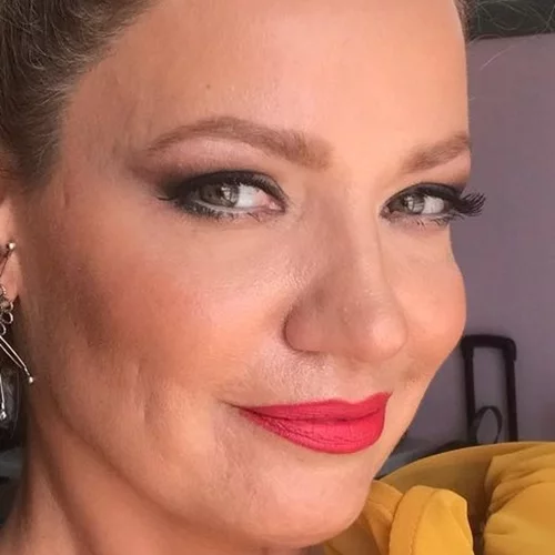 Παναγιώτα Βλαντή | Ποζάρει πιο κομψή και όμορφη από ποτέ, φορώντας το απόλυτο καλοκαιρινό πουκάμισο