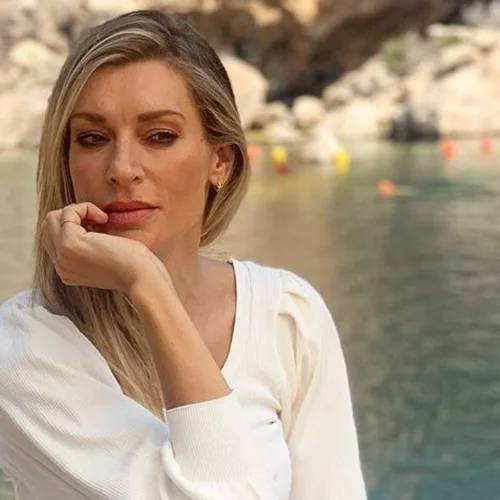 Η Ζέτα Δούκα με μαύρο μπικίνι | Φωτογραφίζεται από τη Μαρία Ναυπλιώτου και εντυπωσιάζει με τους γραμμωμένους της κοιλιακούς