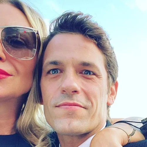 Ρούλα Ρέβη - Αποστόλης Τότσικας | Δείτε τα δίδυμα παιδιά τους να κοιμούνται αγκαλιά