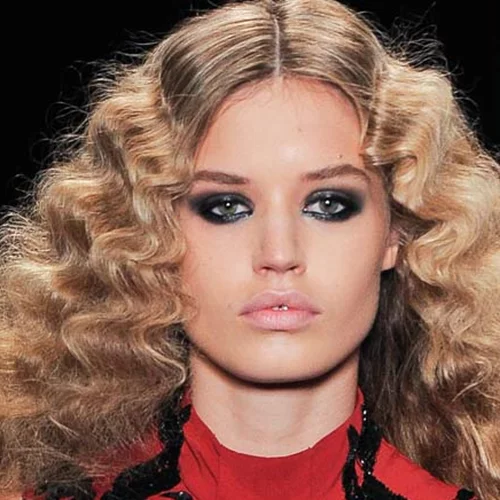 Μαλλιά που φριζάρουν υπερβολικά; Τα κατάλληλα προϊόντα για να τα τιθασεύσεις