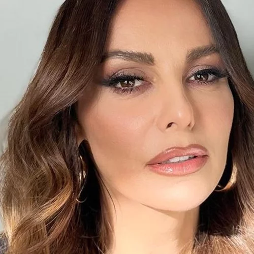 Classic With a Τwist | Η Μπέττυ Μαγγίρα είπε "ναι" στο πιο μοντέρνο γαλλικό μανικιούρ