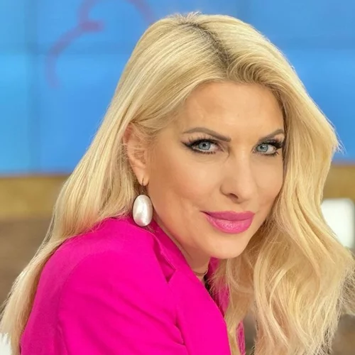 Ελένη Μενεγάκη | Ο έξυπνος τρόπος με τον οποίο ανέδειξε το ολόλευκο outfit της