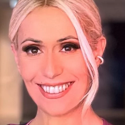 Μαρία Μπακοδήμου | Kαταπολεμάει τον καύσωνα φορώντας μόνο την πετσέτα της