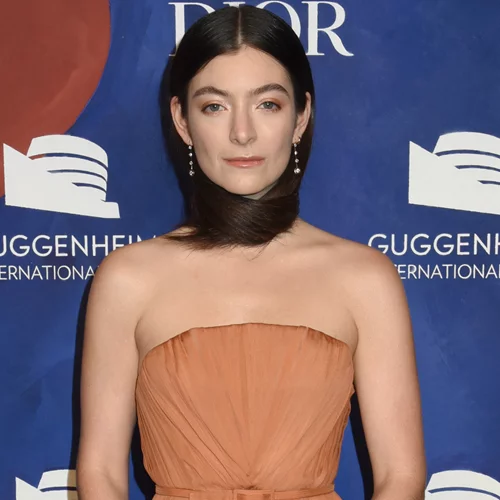 H Lorde χρησιμοποίησε τα μαλλιά της ως αξεσουάρ στην πιο πρωτότυπη beauty εμφάνιση ever
