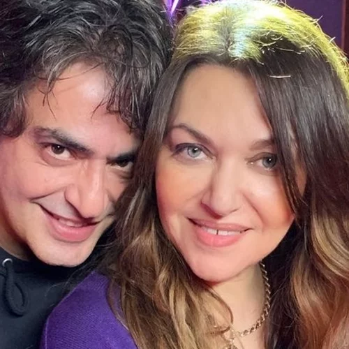 Η Καίτη Γαρμπή και ο Διονύσης Σχοινάς είναι πιο ερωτευμένοι από ποτέ - Η γλυκιά selfie μέσα από το αεροπλάνο