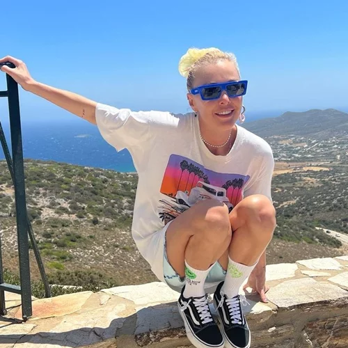 Τάμτα | Ποζάρει με μαγιό και μας δείχνει το γυμνασμένο της κορμί σε ένα βίντεο γεμάτο καλοκαίρι