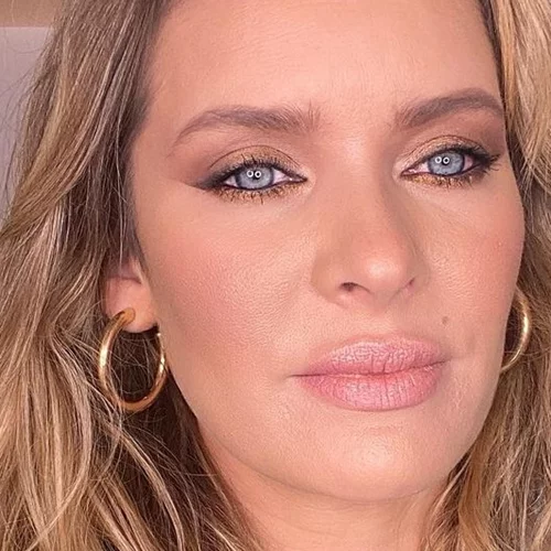 Anita Brand | Εμφανίστηκε με το πιο ιδιαίτερο και εντυπωσιακό φόρεμα που είδαμε τελευταία