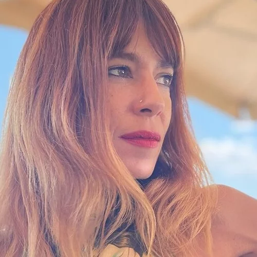 Μυρτώ Αλικάκη | Στα 50 της, ποζάρει με κόκκινο μπικίνι και είναι πιο σέξι από ποτέ