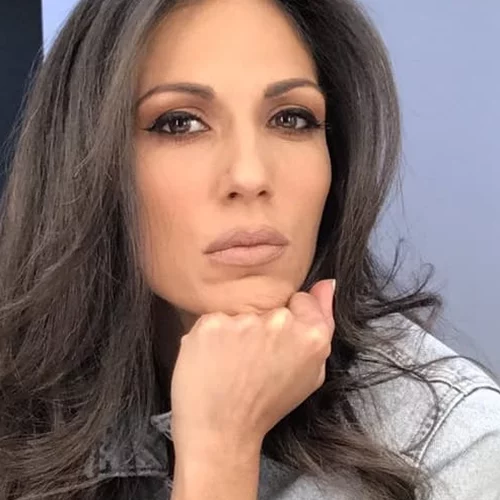 Η Ανθή Βούλγαρη ήταν μία άκρως ανατρεπτική νύφη | Η τολμηρή επιλογή παπουτσιών και το έντονο μακιγιάζ