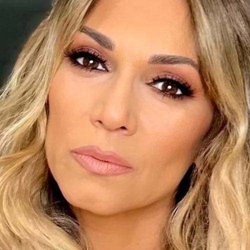 Η Έλλη Κοκκίνου έφερε το καλοκαίρι μέσα στο φθινόπωρο | Το κοστούμι με το έντονο χρώμα και τα ψηλοτάκουνα πέδιλα