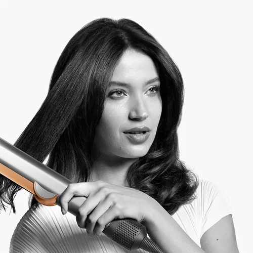 Sleek styles | 3 χτενίσματα για ίσια μαλλιά και πώς θα τα πετύχεις με το Airstrait™ της Dyson