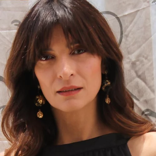 Αντιγόνη Κουλουκάκου | Ποζάρει με τους συμπρωταγωνιστές της φορώντας το πιο εντυπωσιακό πράσινο φόρεμα