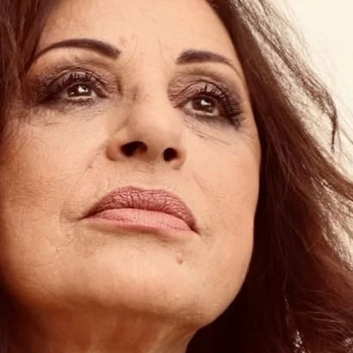 Χάρις Αλεξίου | Ποζάρει στην παραλία με λευκό ψάθινο καπέλο και το σκυλάκι της αγκαλιά