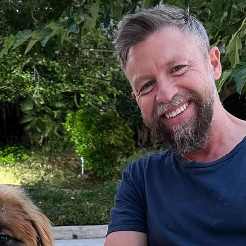 Ο Γιάννης Βαρδής και η 7χρονη κατάξανθη κόρη του, Κατερίνα, είναι πραγματικά ολόιδιοι