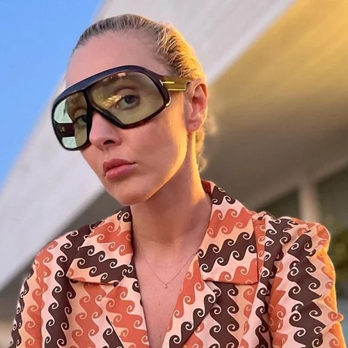 Baywatch moment | Η Τάμτα ποζάρει στην πισίνα του σπιτιού της με κατακόκκινο ολόσωμο μαγιό