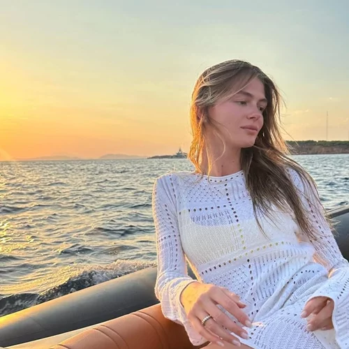 Γίνεσαι νονά; Η Αμαλία Κωστοπούλου, άθελά της, σου προτείνει το ιδανικό λευκό φόρεμα